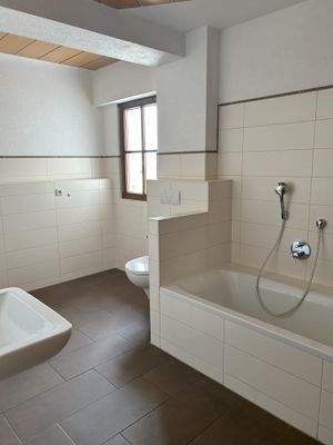 Badezimmer mit Wanne 