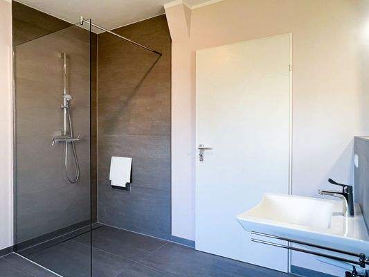 Erneuertes Duschbad im EG.jpg