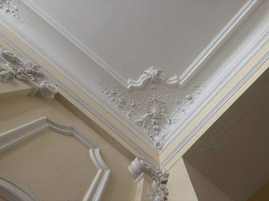 Stuckverzierter Eingangsbereich