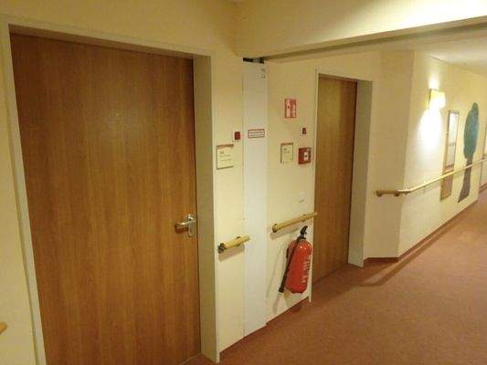 Flur und Türen zu Bewohnerzimmern