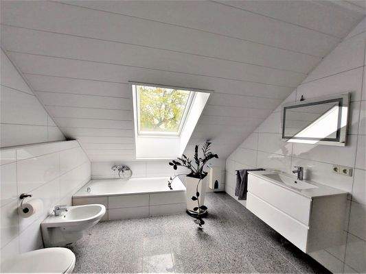 DG Whg. 3_Tageslichtbad (2).jpg