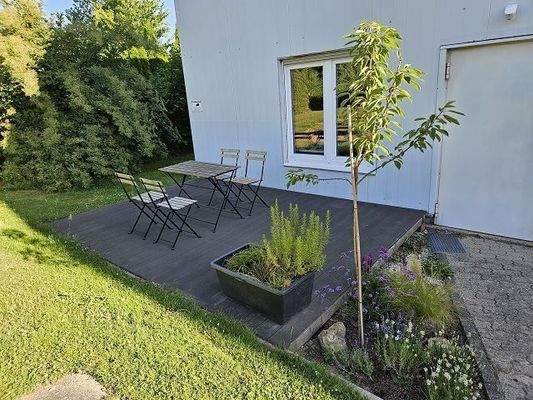 seitlicher Nebeneingang mit Terrasse