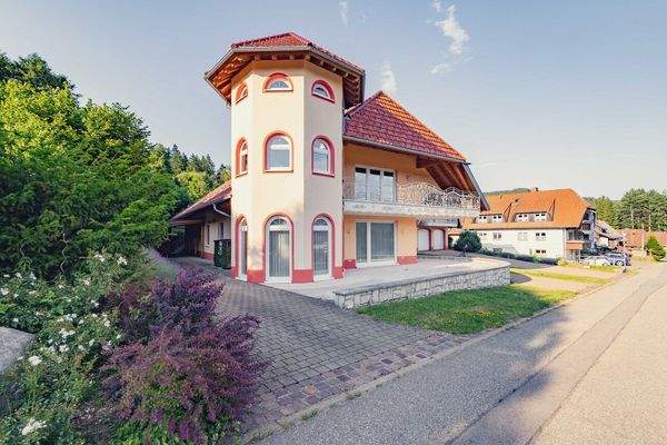 Straßenansicht mit Terrasse