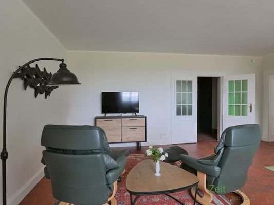 Blick zu Eingang und TV