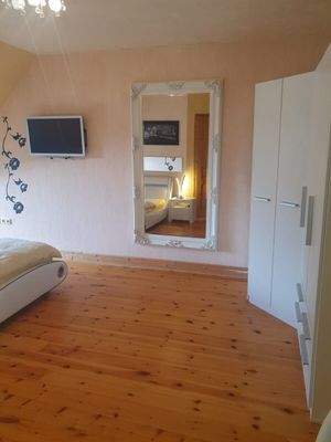 15_Zimmer mit Balkon im Obergeschoss