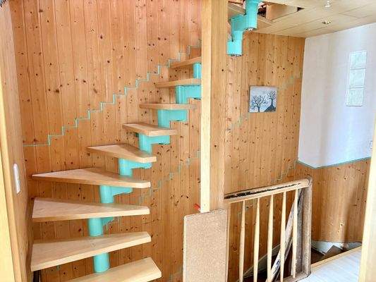 Treppe zur ausgebauten Bühne