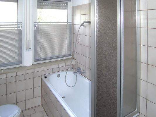 Wannenbad mit Dusche