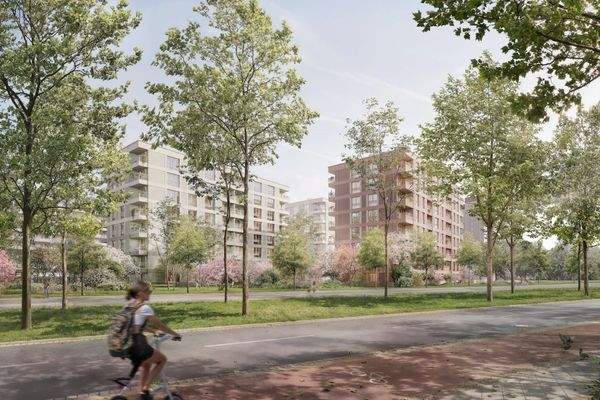 Straßenansicht Fassade und grüne Umgebung