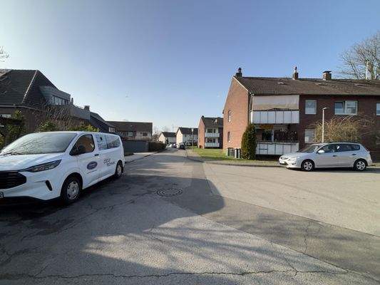 Rückwärtige Straße (Zugang zum potenziellen Baugrundstück)