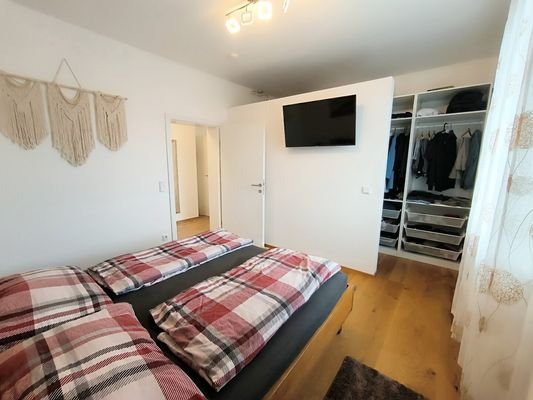 Schlafzimmer 1 mit begehbarem Kleiderschrank OG