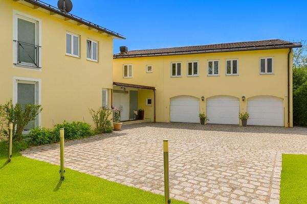 Innenhof mit Stellplätzen