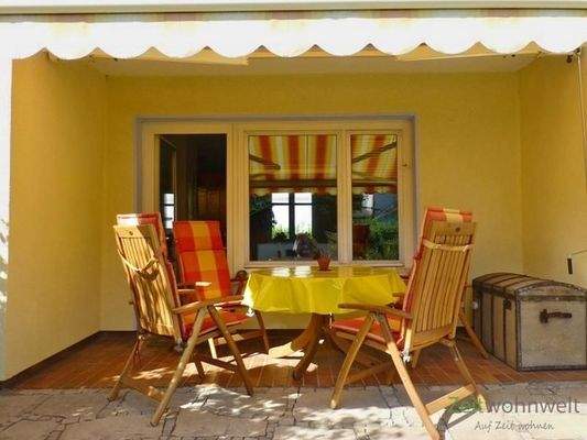 teilüberdachte Terrasse