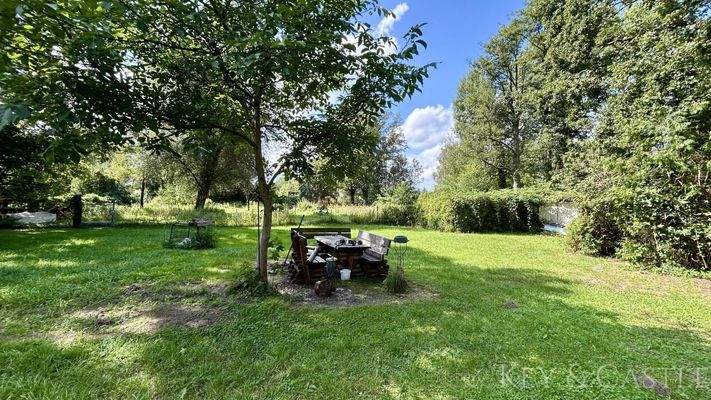 großer Garten mit Sitzecke 