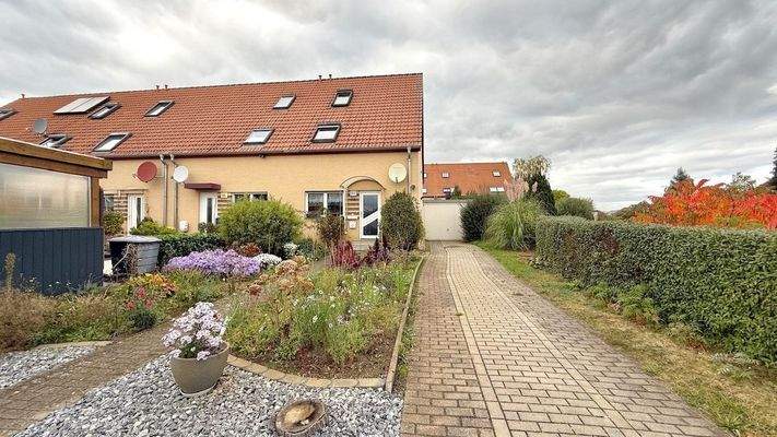 Vorgarten und Zufahrtsweg zur Garage