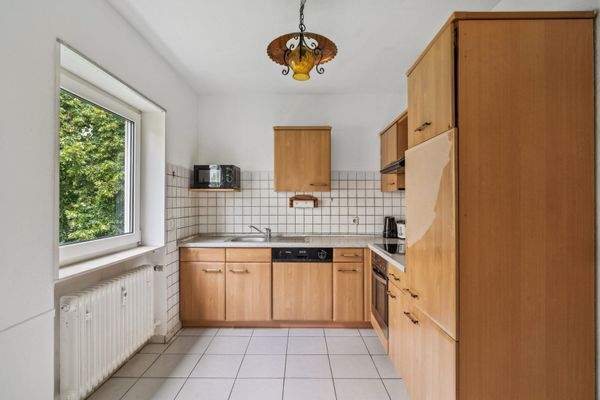 Küche mit älterer Einbauküche