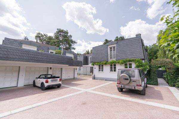 Einfahrt mit Stellplätzen