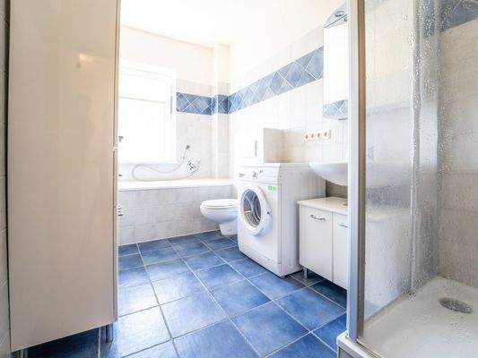 Zweites Badezimmer mit Badewanne im OG