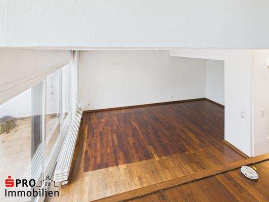 Galerie mit Blick auf das Wohnzimmer