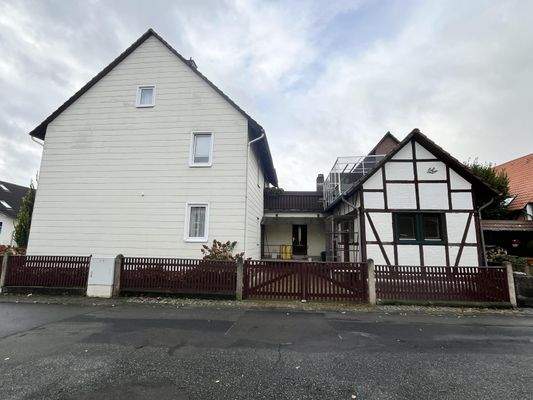 Seitenansicht mit Nebengebäude