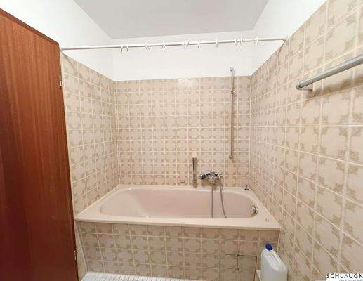 Badezimmer mit Wanne und WC