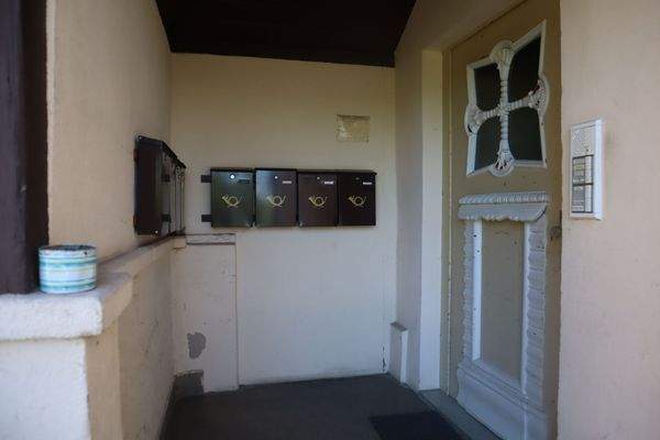 Hauseingangsbereich mit historischer Eingangstür