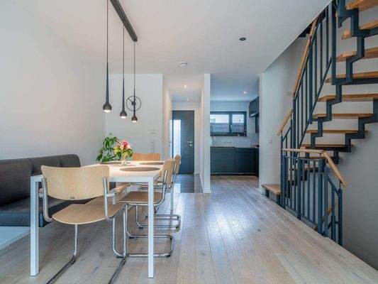 Eleganter Wohn-Essbereich mit halb offner Küche