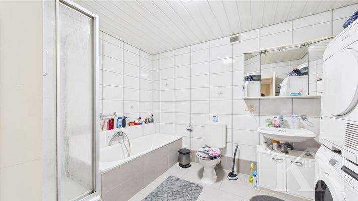 Badezimmer mit Dusche und Wanne