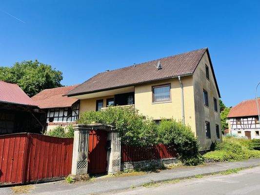 Ostansicht des Hauses mit Eingangsportal aus Sandstein