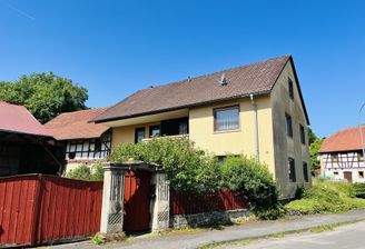 Ostansicht des Hauses mit Eingangsportal aus Sandstein