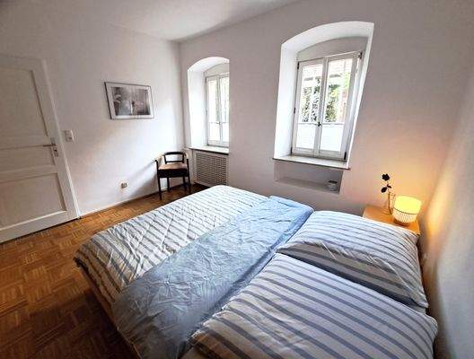 EG stimmungsvolles Schlafzimmer