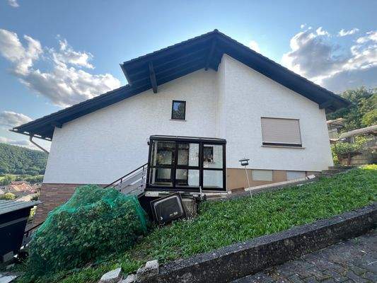 Seitenansicht mit Hauseingang