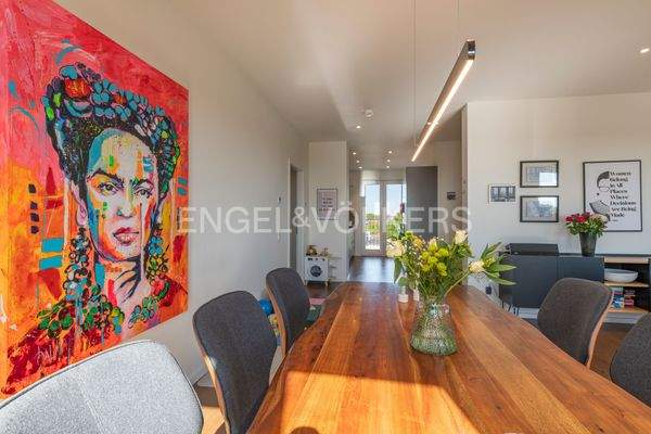 Wohnbereich mit Blick in die Küche 