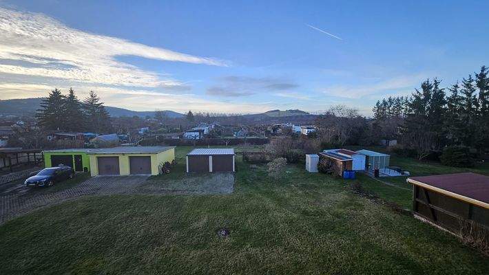 Blick 9in den Garten und zu den Garagen