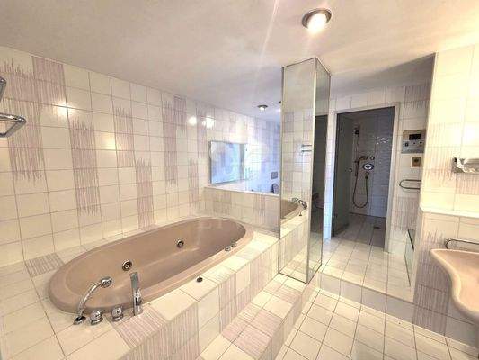 Badezimmer mit gr. Badewanne