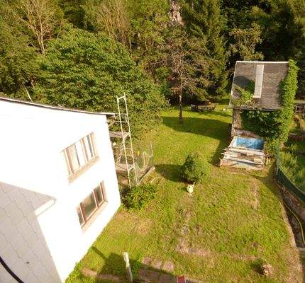 Blick ins Grundstück hinter dem Haus