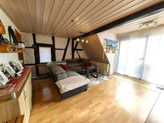 geräumiges Wohnzimmer mit Balkonzugang