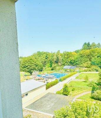 Blick aus dem Fenster auf das nahegelegene DG Freibad