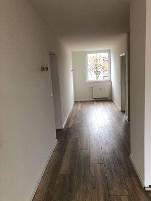 Blick vom Wohnzimmer Richtung Küche und Eingangsbereich