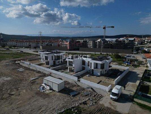 Semi-Detached Villas with Pools Close to Beaches in Izmir Çeşme