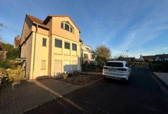 Mehrfamilienhaus mit Einliegerwohnung und Parkplätzen