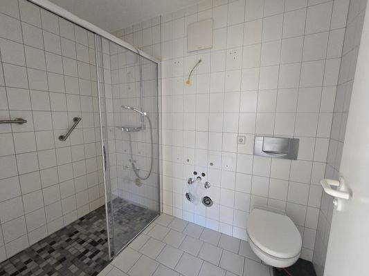 Badezimmer mit bodentiefer Dusche