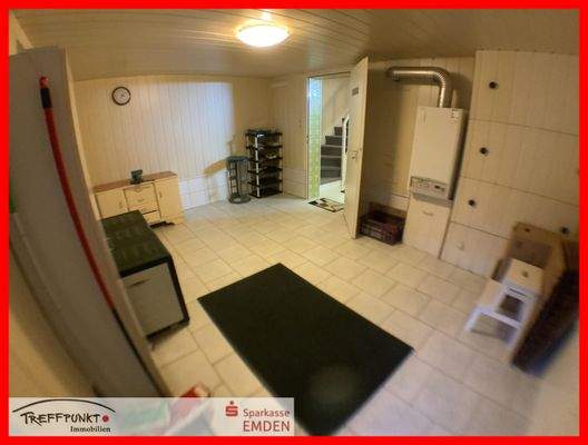 Weiteres großes Zimmer im Keller mit Zugang zum Garten