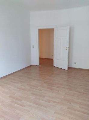 11-Wohnzimmer mit Blick zum Flur.jpeg