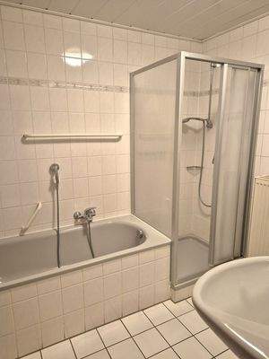 Bad mit Dusche und Wanne