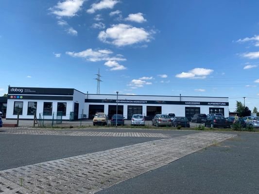 Abgrenzung zur Werkstatt und gesonderte Parkplätz