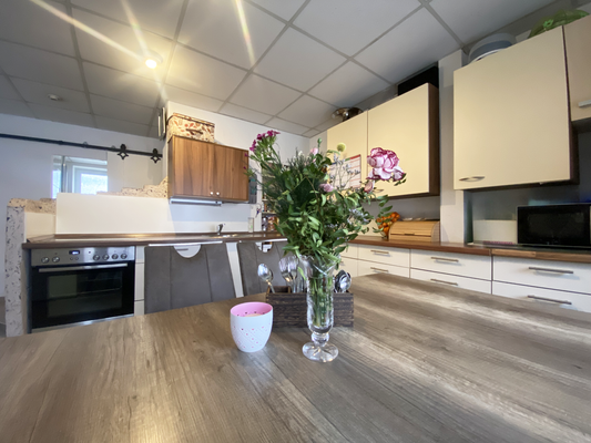 gemütliche Küche mit Esstisch