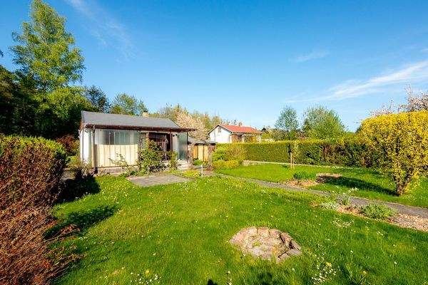 Grundstück mit Gartenhaus