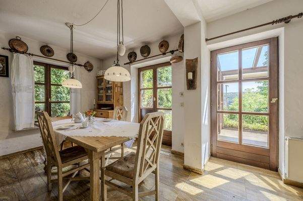 Essbereich mit Wintergarten