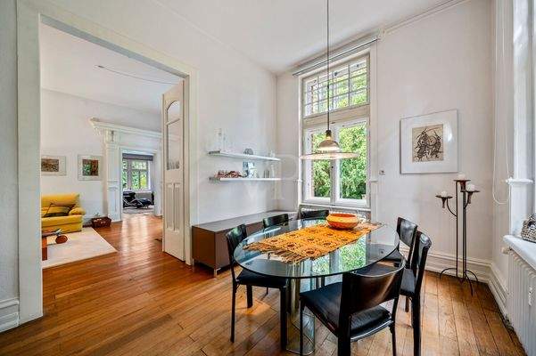 Esszimmer angrenzend an das Wohnzimmer mit Austritt in den Garten 