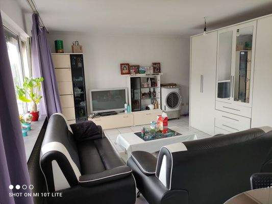 geräumiges Wohnzimmer